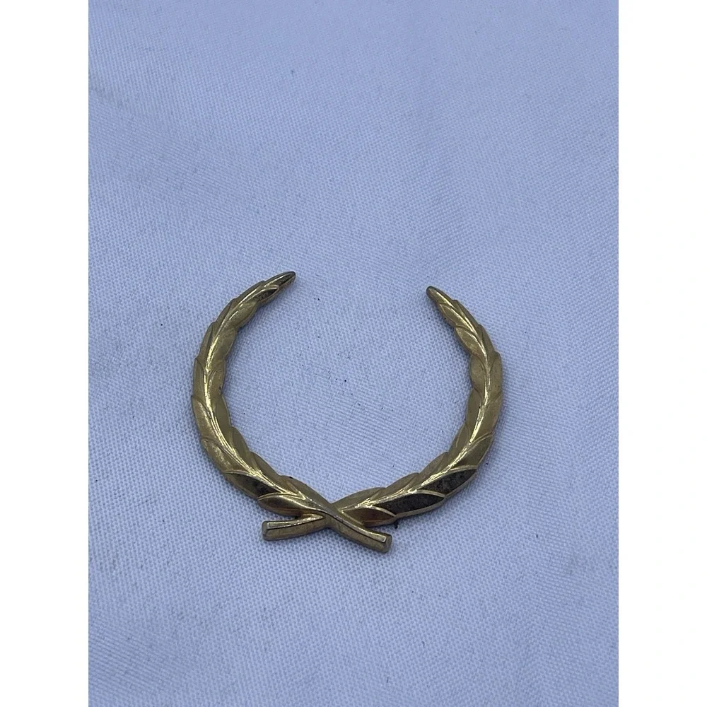 NEW GM NOS 89 93 FLEETWOOD DEVILLE GOLD TRUNK LOCK COVER WREATH SURROUND EMBLEM@
